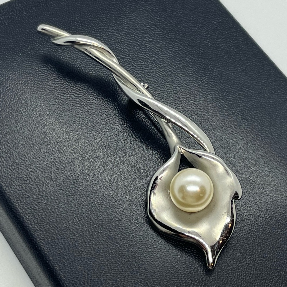 Silver tone faux pearl vintage flower brooch pin - Picture 3 of 11